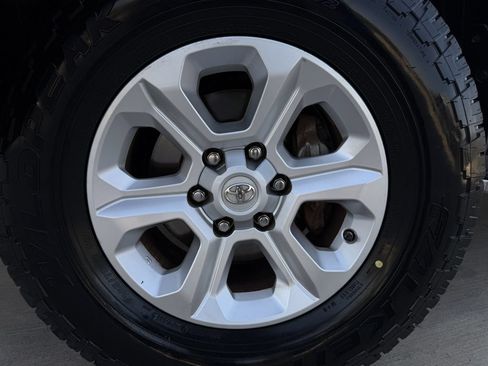 Used 2015 Toyota 4Runner SR5 AWD/4WD image 9