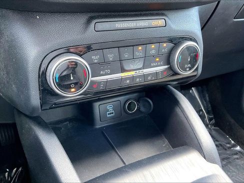 Used 2022 Ford Escape SE w/ SE Sport Appearance Package image 25