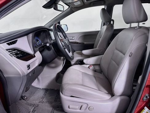 Used 2020 Toyota Sienna XLE FWD image 24