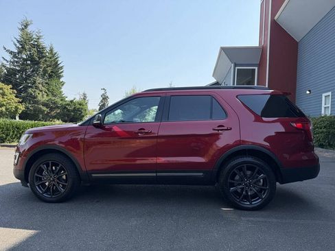 Used 2017 Ford Explorer XLT w/ Equipment Group 202A AWD/4WD image 8