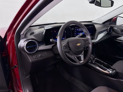 Used 2025 Chevrolet Trax LT w/ LT Convenience Package image 9