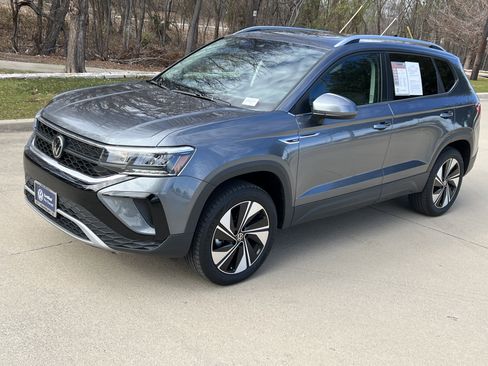 Certified 2024 Volkswagen Taos SE w/ Panoramic Sunroof Package image 5