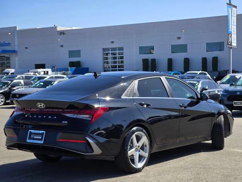 Used 2025 Hyundai Elantra Limited FWD image 7