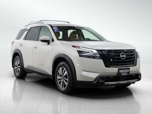 Used 2022 Nissan Pathfinder SL w/ SL Black Package AWD/4WD image 8
