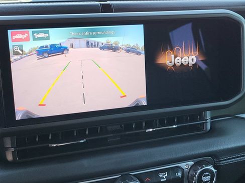 Used 2025 Jeep Gladiator Mojave AWD/4WD image 18