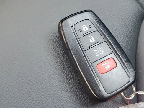 Used 2021 Toyota Highlander XLE image 39