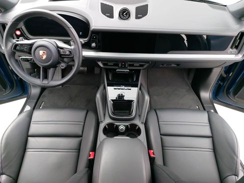 Used 2025 Porsche Cayenne Coupe image 11