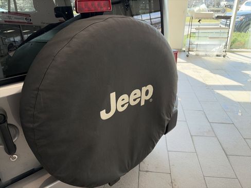 Used 2017 Jeep Wrangler Unlimited Sahara image 7