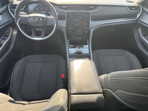 Used 2024 Jeep Grand Cherokee Laredo image 19