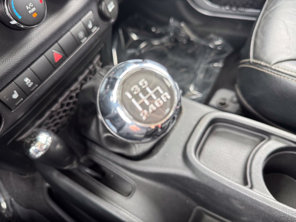 Used 2015 Jeep Wrangler Unlimited Rubicon AWD/4WD image 13