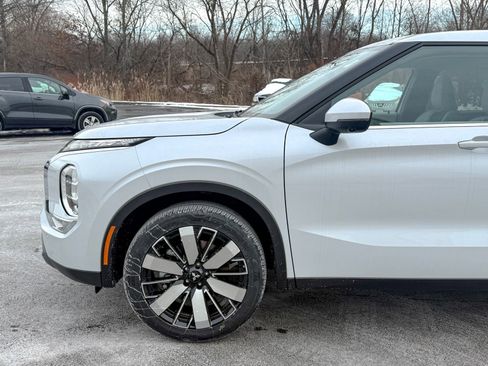 New 2025 Mitsubishi Outlander SE image 9