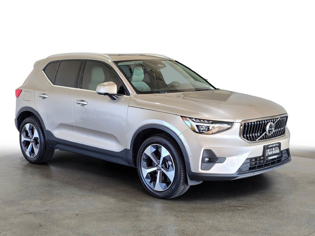 Used 2023 Volvo XC40 B5 Ultimate w/ Protection Package Premier AWD/4WD image 3