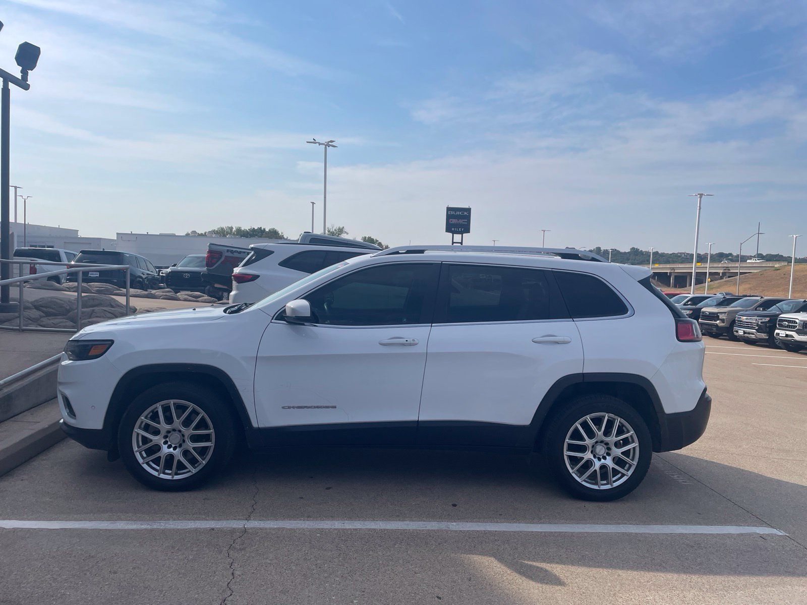 Used 2019 Jeep Cherokee Limited w/ Luxury Group FWD image 8