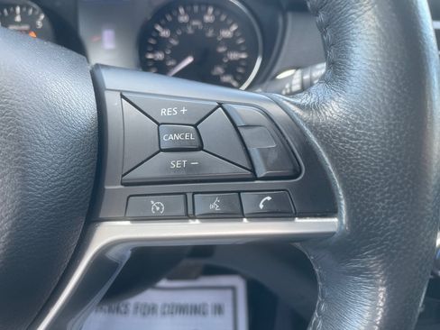 Used 2018 Nissan Rogue SV image 16