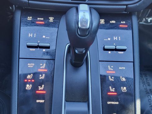 Used 2022 Porsche Macan image 32