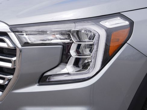 Used 2024 GMC Terrain SLT w/ Infotainment Package II image 16