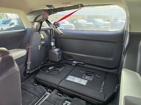 Used 2024 Kia Carnival LX image 11