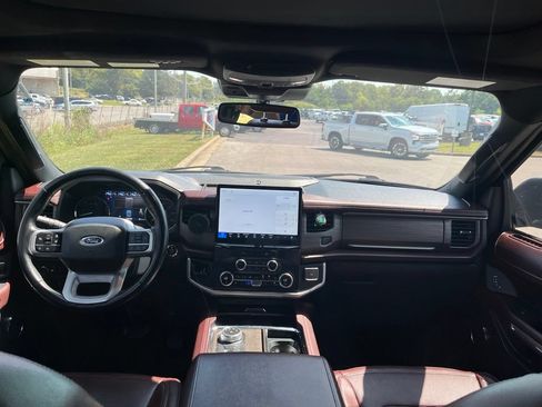 Used 2024 Ford Expedition Limited AWD/4WD image 5