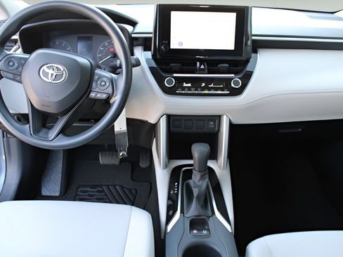 Used 2023 Toyota Corolla Cross L image 8