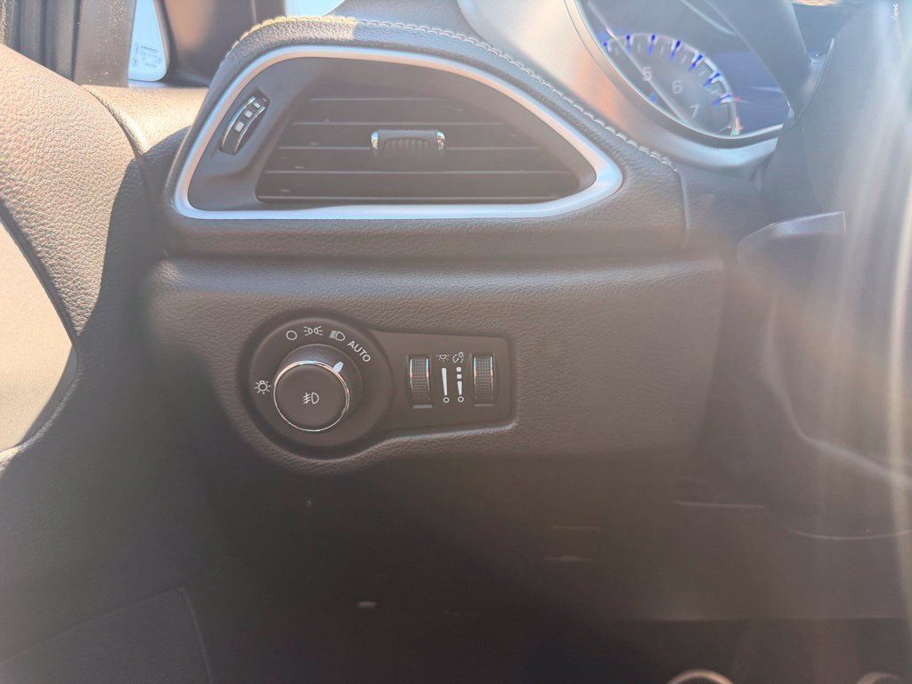 Used 2021 Chrysler Pacifica Touring-L w/ Uconnect Theater Family Group AWD/4WD image 40
