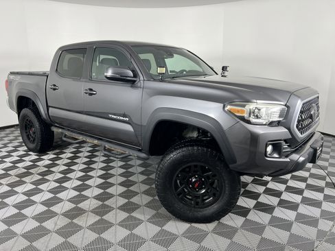 Used 2018 Toyota Tacoma TRD Off-Road image 2