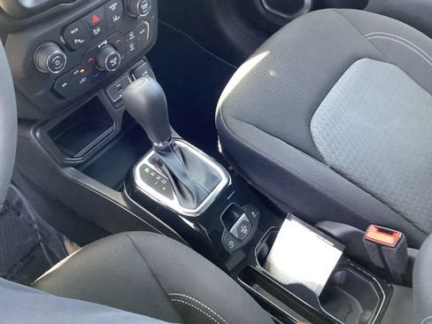 Used 2021 Jeep Renegade Latitude FWD image 18