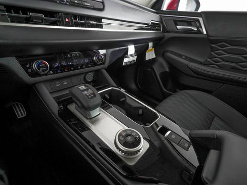 Used 2025 Mitsubishi Outlander SEL image 18