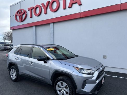 Used 2019 Toyota RAV4 LE image 1