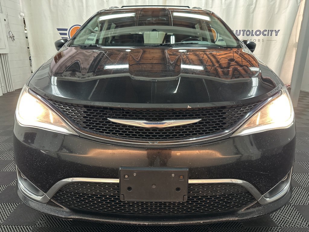 Used 2017 Chrysler Pacifica Touring-L FWD image 4