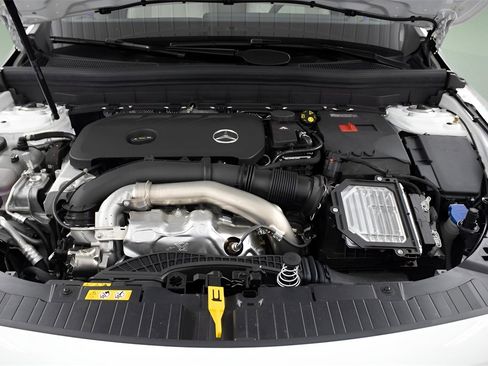 Used 2025 Mercedes-Benz GLB 250 image 32