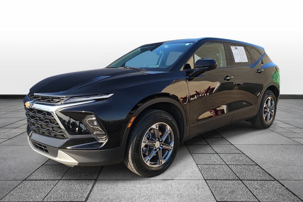 Used 2025 Chevrolet Blazer LT FWD image 1