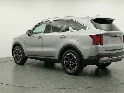 Used 2024 Kia Sorento S image 6