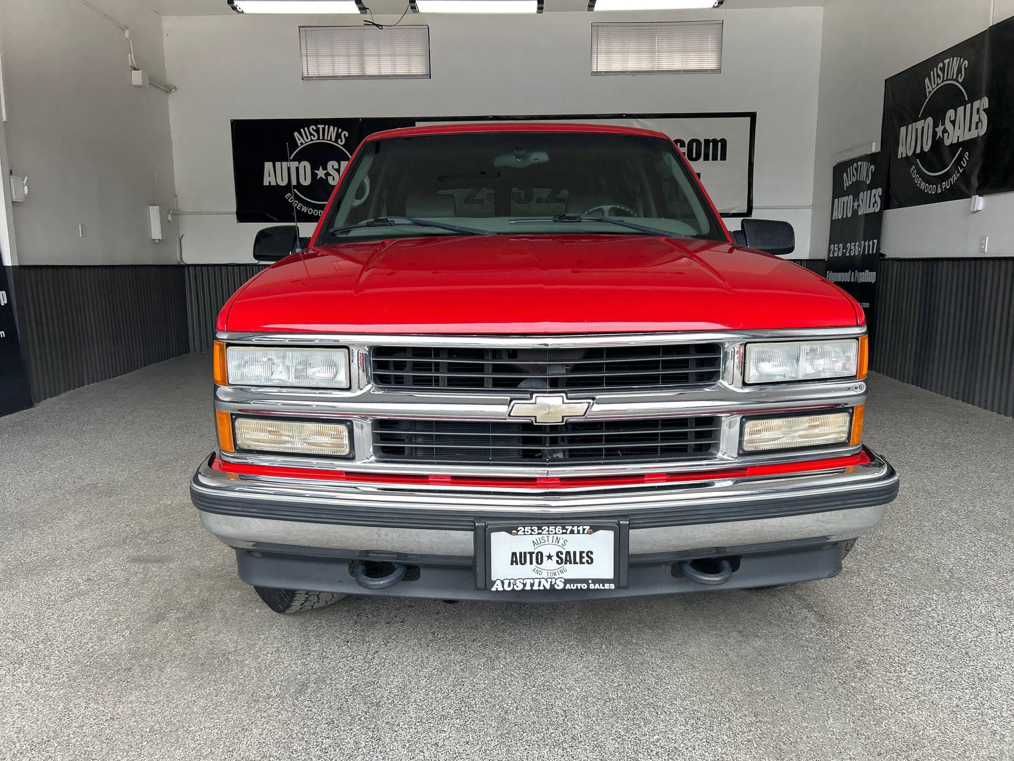 Used 1999 Chevrolet Suburban 4WD w/ Preferred Equipment Group 3 image 2