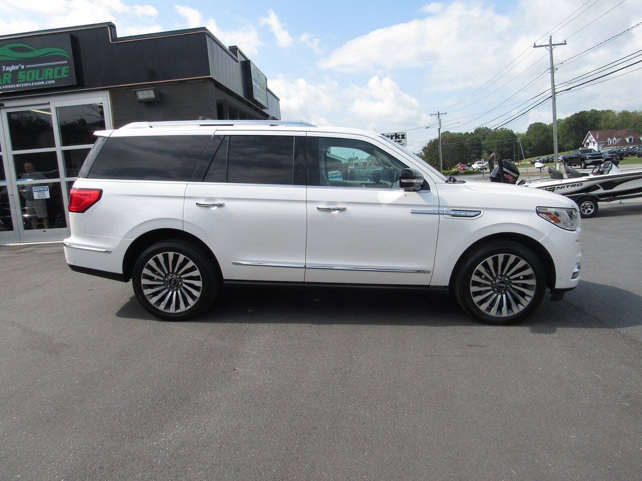 Used 2019 Lincoln Navigator Reserve w/ Cargo Package AWD/4WD image 3