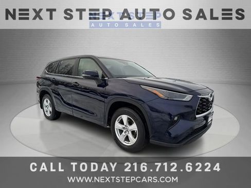 Used 2024 Toyota Highlander LE image 1