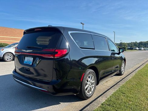 Used 2024 Chrysler Pacifica Touring-L FWD image 3