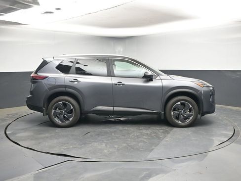 Used 2025 Nissan Rogue SV w/ SV Premium Package image 6