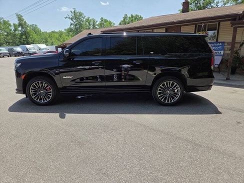 Used 2023 Cadillac Escalade ESV V AWD/4WD image 3