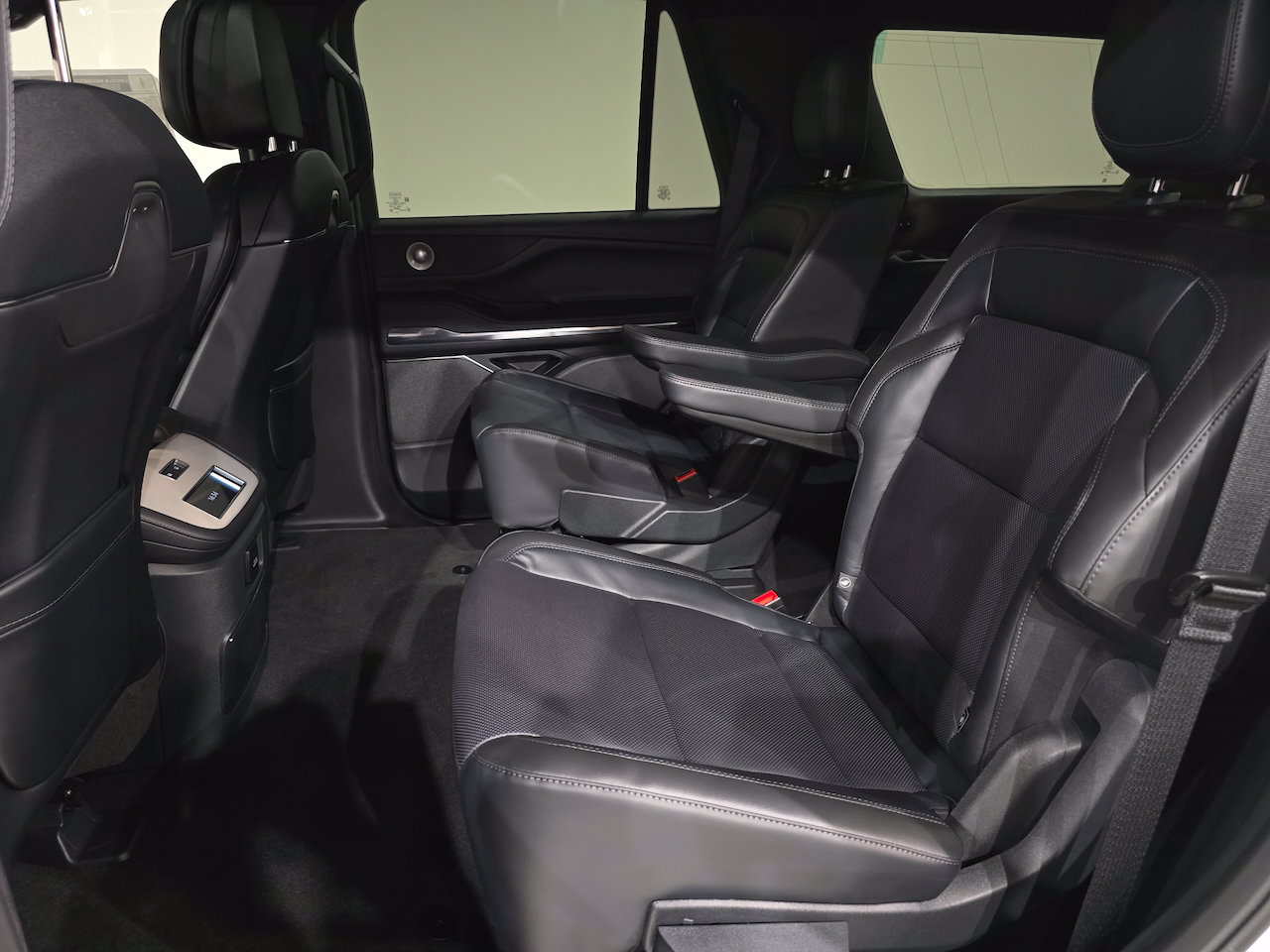 New 2025 Lincoln Navigator Reserve w/ Jet Appearance Package AWD/4WD image 44