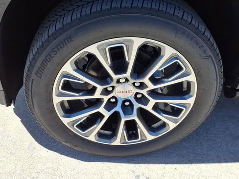 New 2026 GMC Yukon Denali w/ Denali Reserve Package image 9