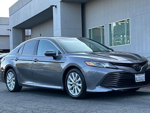 Used 2019 Toyota Camry LE image 9