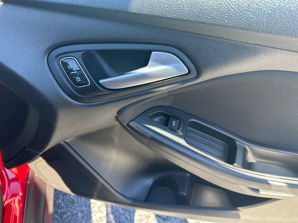 Used 2016 Ford Focus SE w/ SE Cold Weather Package FWD image 12