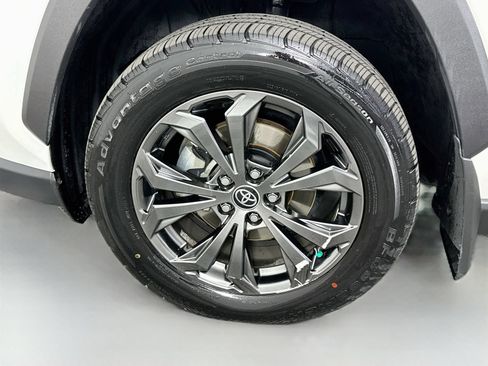 Used 2022 Toyota RAV4 XLE Premium AWD/4WD image 32