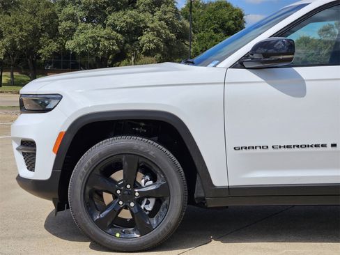 New 2025 Jeep Grand Cherokee Altitude image 9