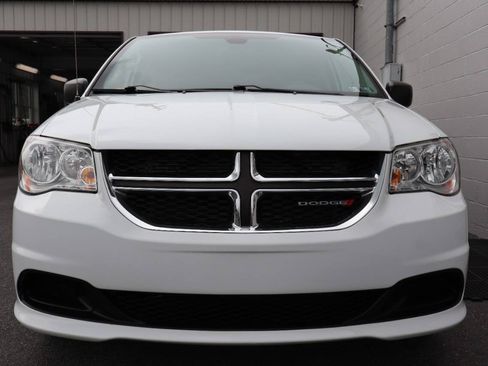 Used 2019 Dodge Grand Caravan SE FWD image 2