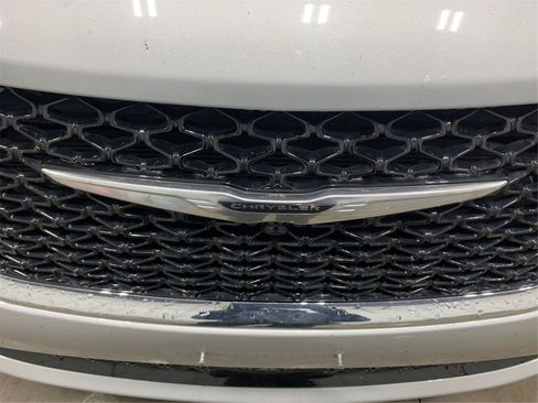 Used 2024 Chrysler Pacifica Touring-L image 23