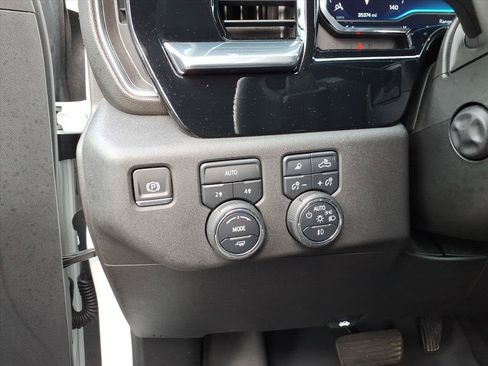 Used 2025 Chevrolet Silverado 1500 LTZ AWD/4WD image 16