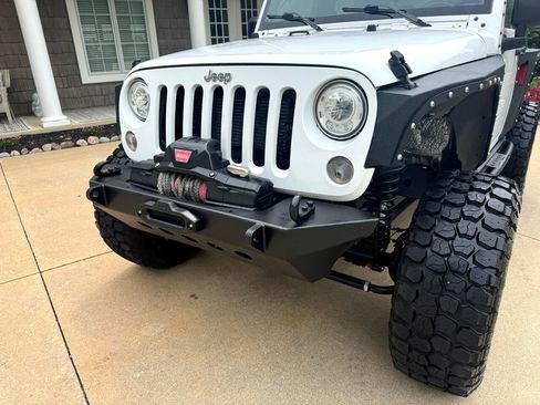 Used 2017 Jeep Wrangler Rubicon w/ Power Convenience Group image 28