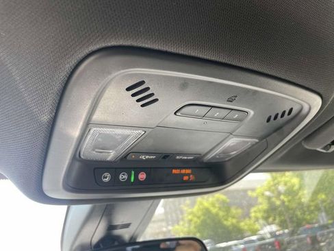 Used 2022 Chevrolet Traverse LT image 31