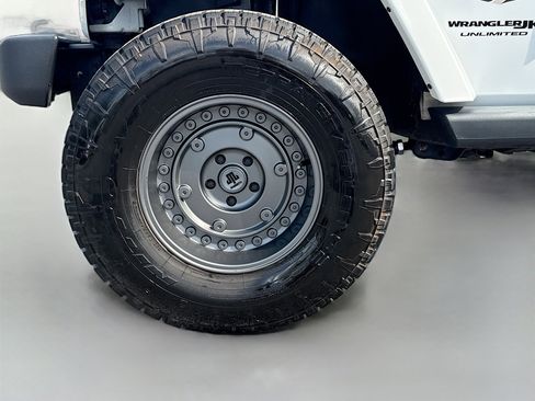 Used 2018 Jeep Wrangler Unlimited Sahara AWD/4WD image 36